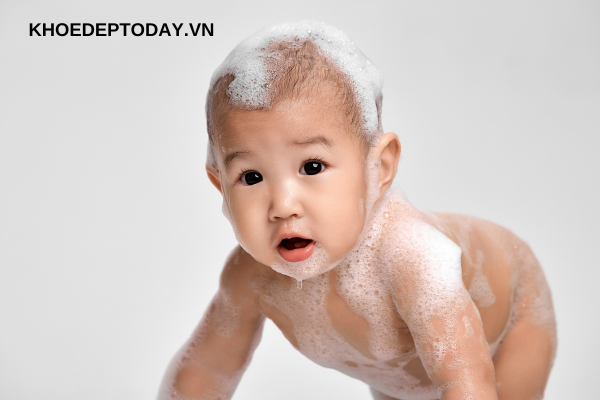 Không để dầu gội rơi vào mắt