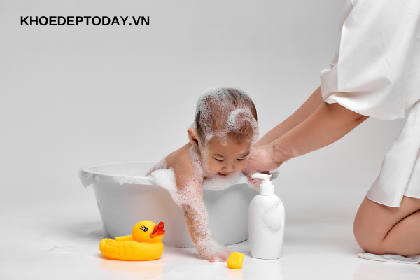 Vì sao con bạn sợ việc gội đầu?