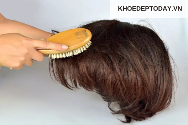 Chải tóc nhẹ nhàng