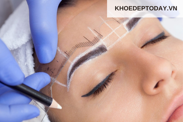Có nên xoá chân mày điêu khắc tại nhà không?