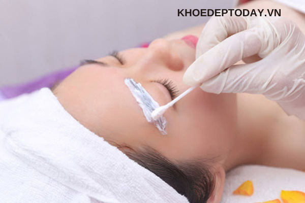 Xóa xăm chân mày bằng dung dịch có an toàn không?